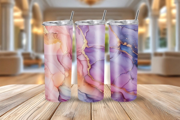 Drei Thermobecher mit einem abstrakten Pastell-Design in Rosa-, Lila- und Goldtönen, stilvoll nebeneinander auf einem rustikalen Holztisch vor einem luxuriösen Innenraum präsentiert.